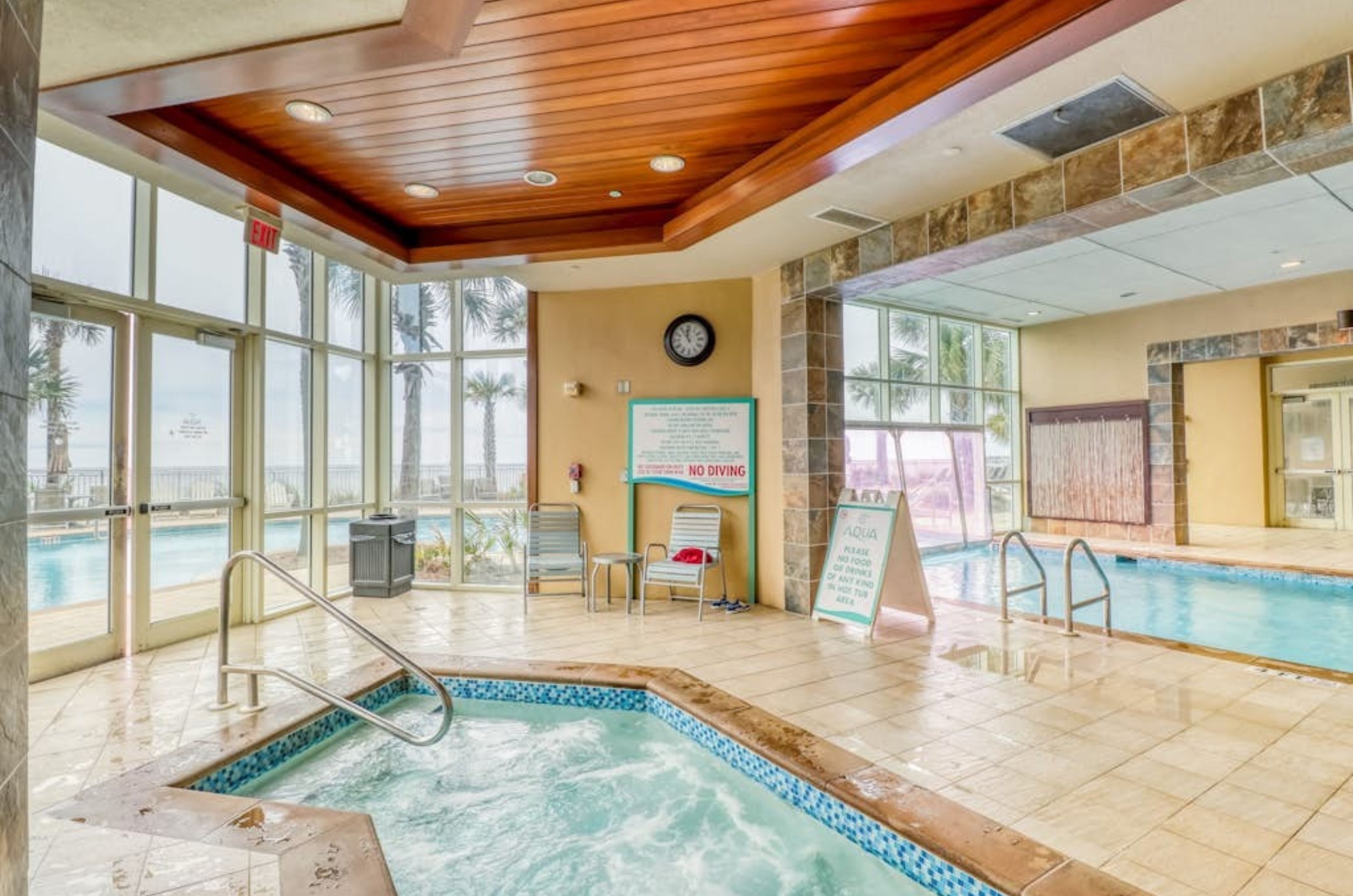 The indoor hot tub and swimming pool at Aqua Resort 