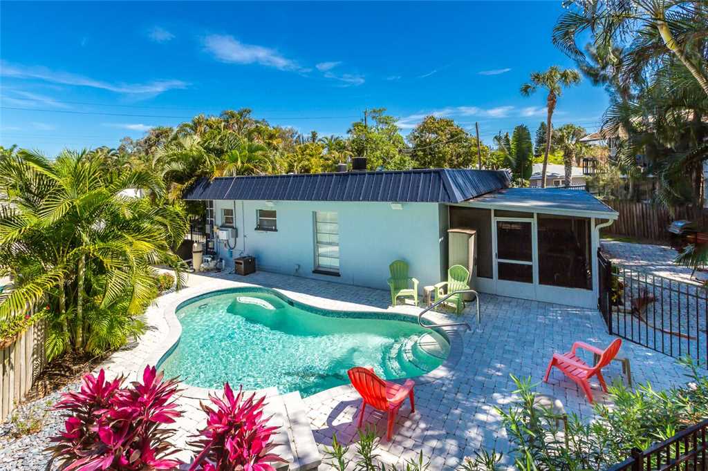 Crescent Street Manor 3 Bedrooms Walk To Beach Private Pool