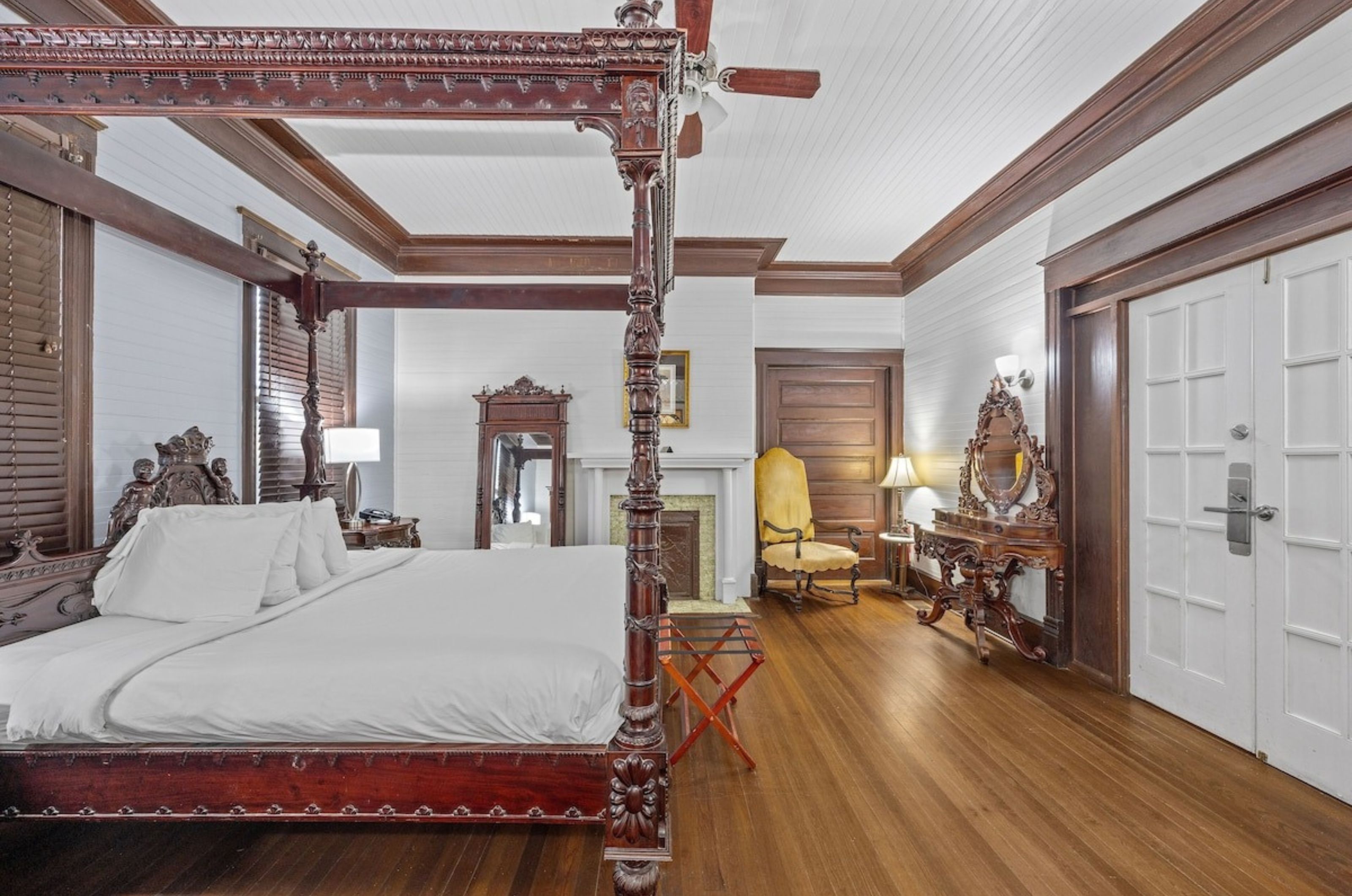 The individually decorated interior of one bedroom at Coombs House Inn & Suites in Apalachicola Florida	