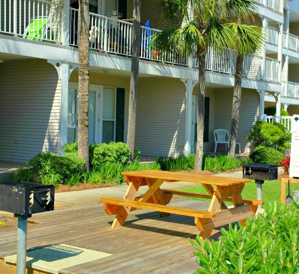 Enjoy a family cook-out and picnic at Grand Caribbean Condo Rentals in Destin Florida