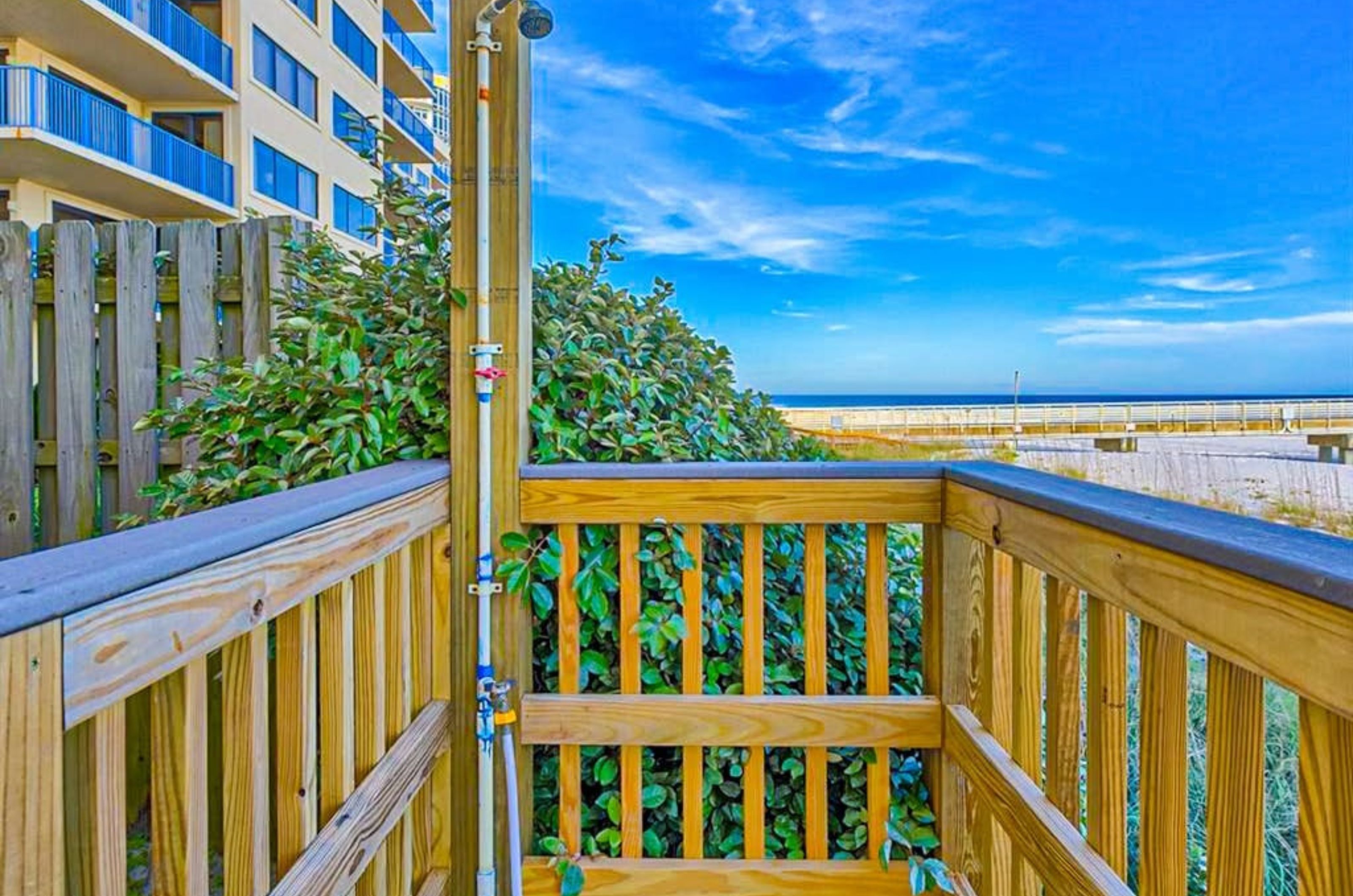 The outdoor showers on the wooden boardwalk at Emerald Skye