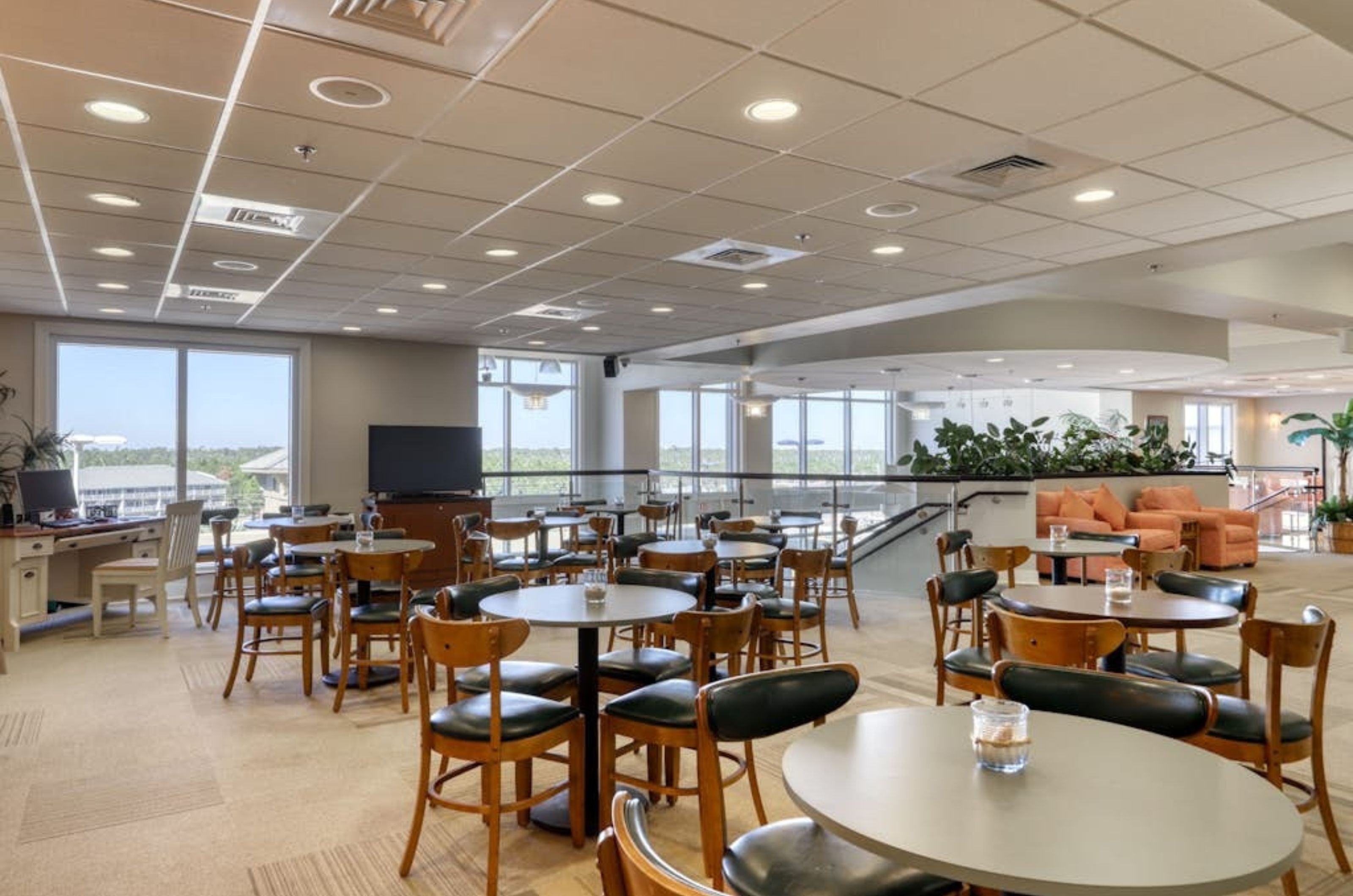 The dining area at Escapes to the Shores with dining tables and chairs