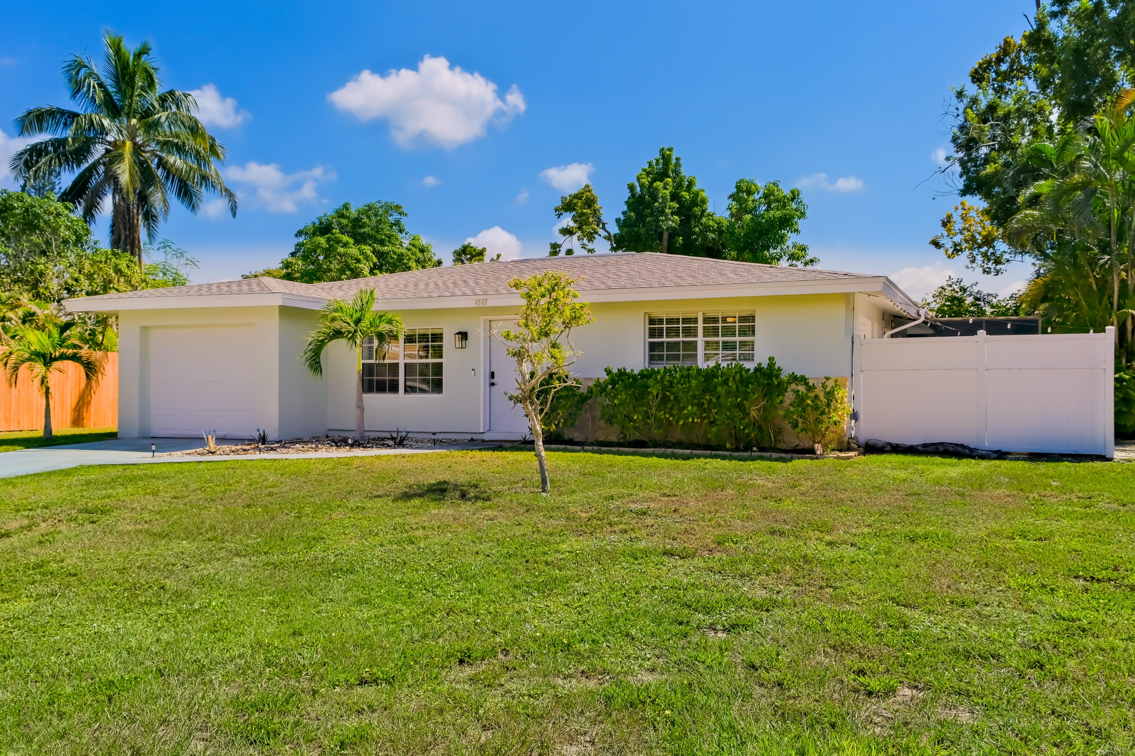 Lounging Palms Estate House / Cottage rental in Fort Myers Beach House Rentals in Fort Myers Beach Florida - #2