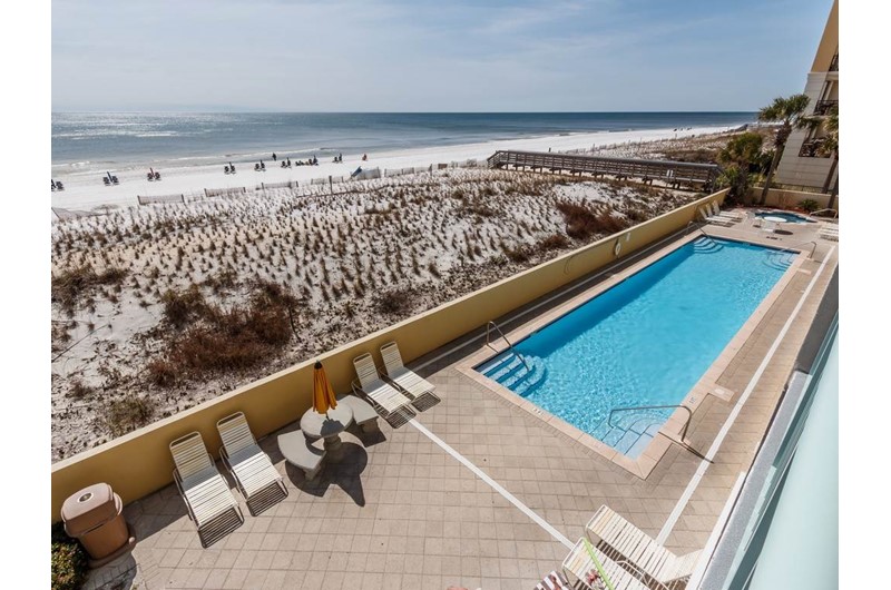 Large pool and sun deck at Pelican Isle Condos in Fort Walton Florida