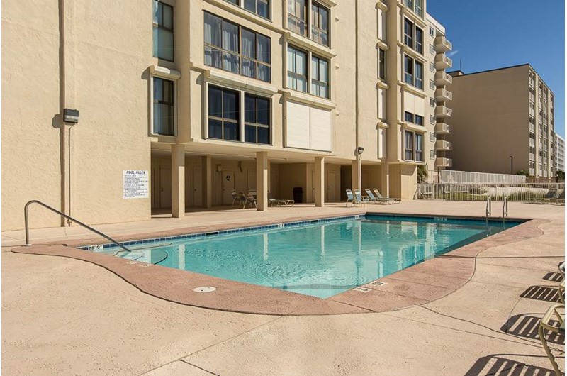 Confortable pool area at Edgewater West in Gulf Shores Alabama