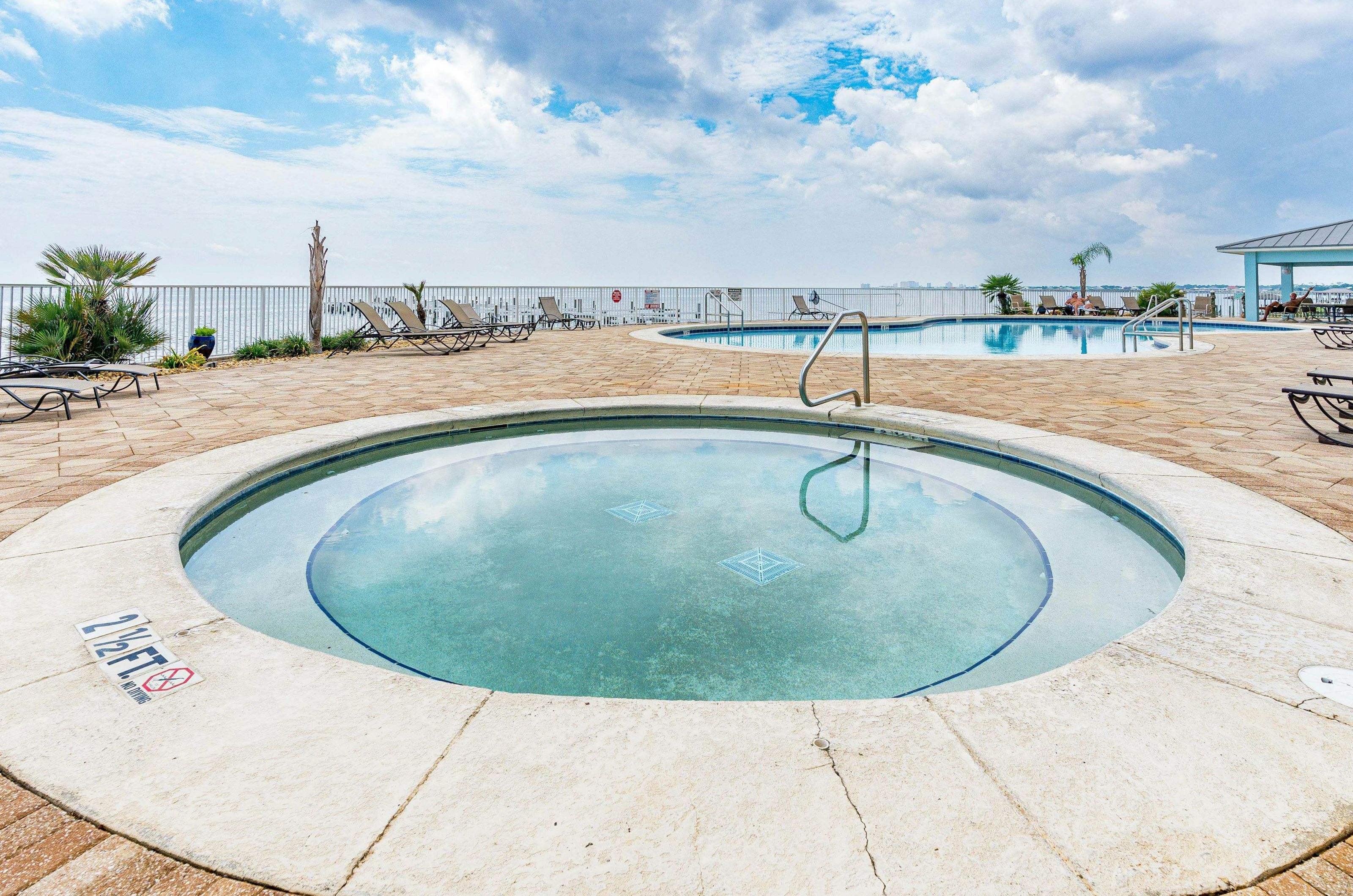 The outdoor hot tub at Harbour Pointe 