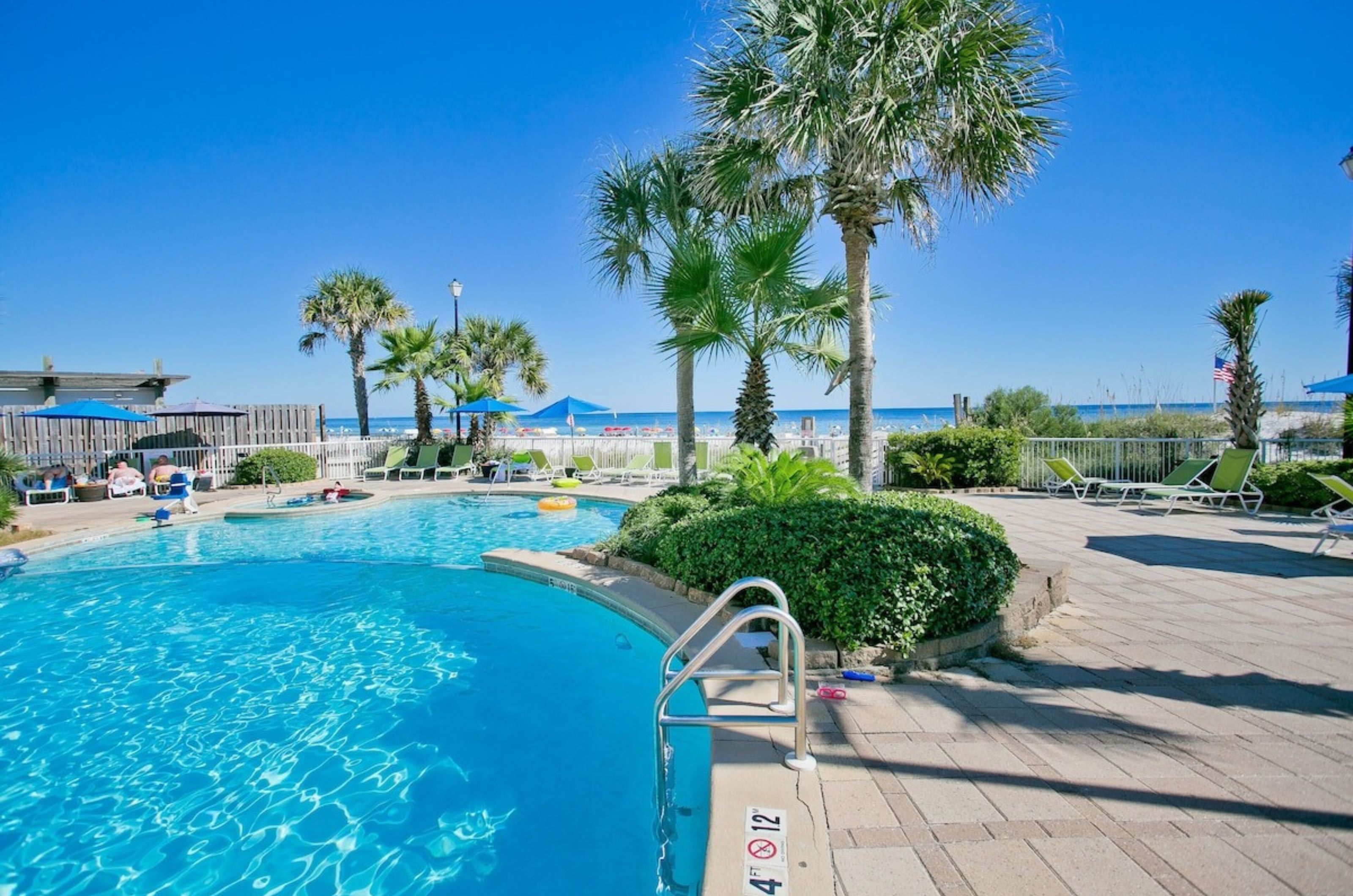 The outdoor swimming pool overlooking the beach at Holiday Inn Express