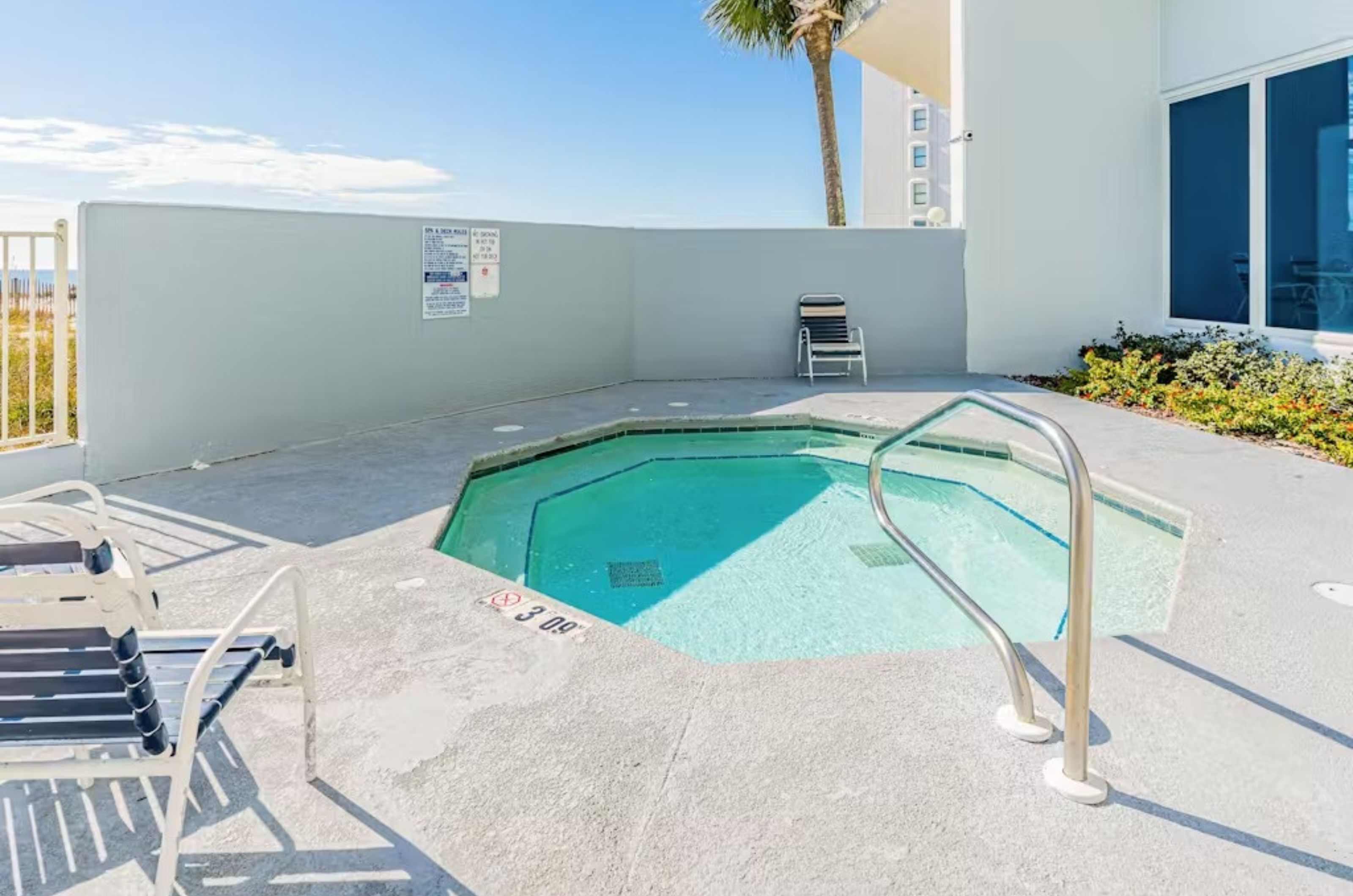 The outdoor hot tub at Lighthouse Condominiums