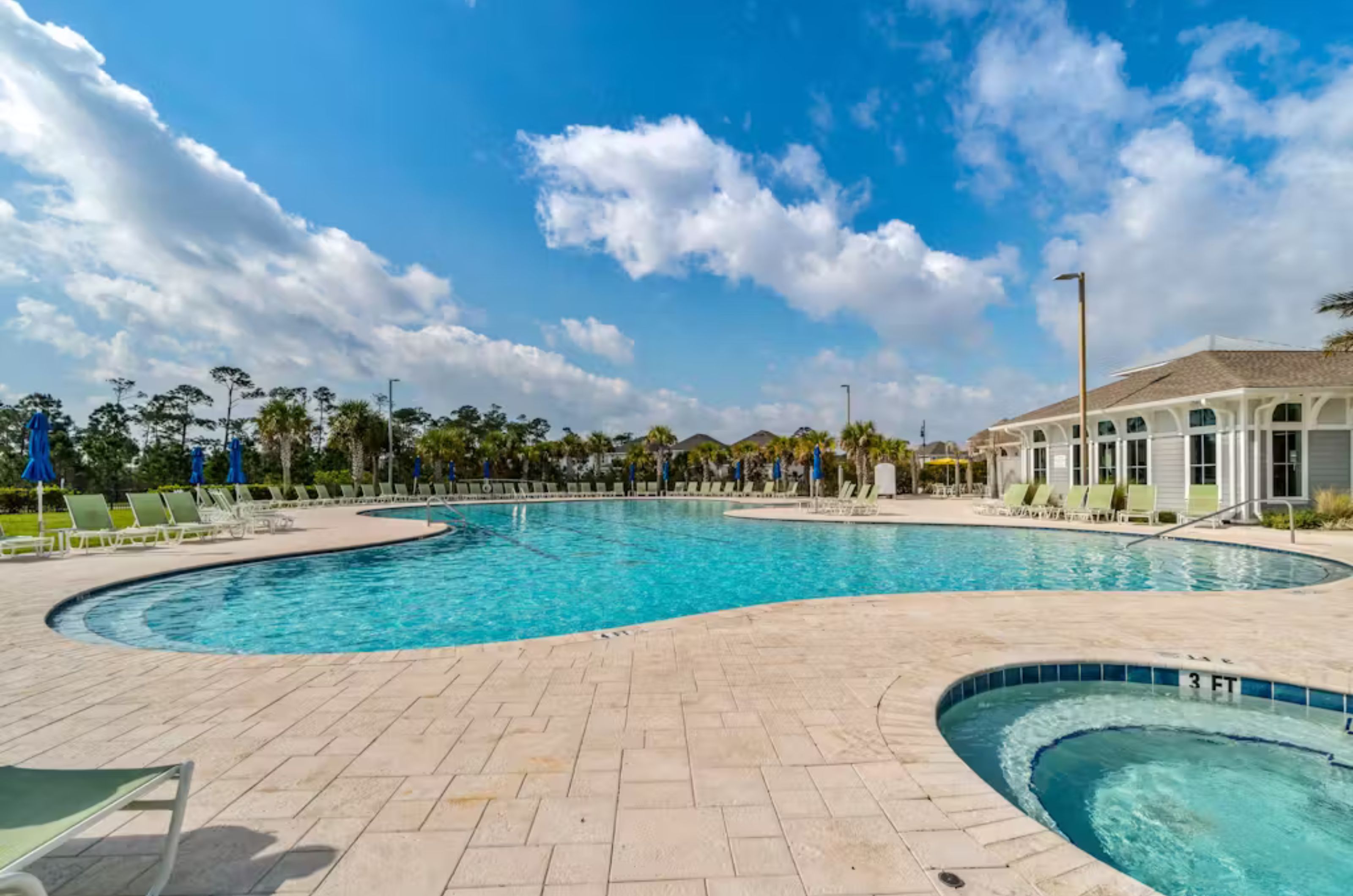 An outdoor swimming pool and hot tub at Lost Key Golf and Beach Club 