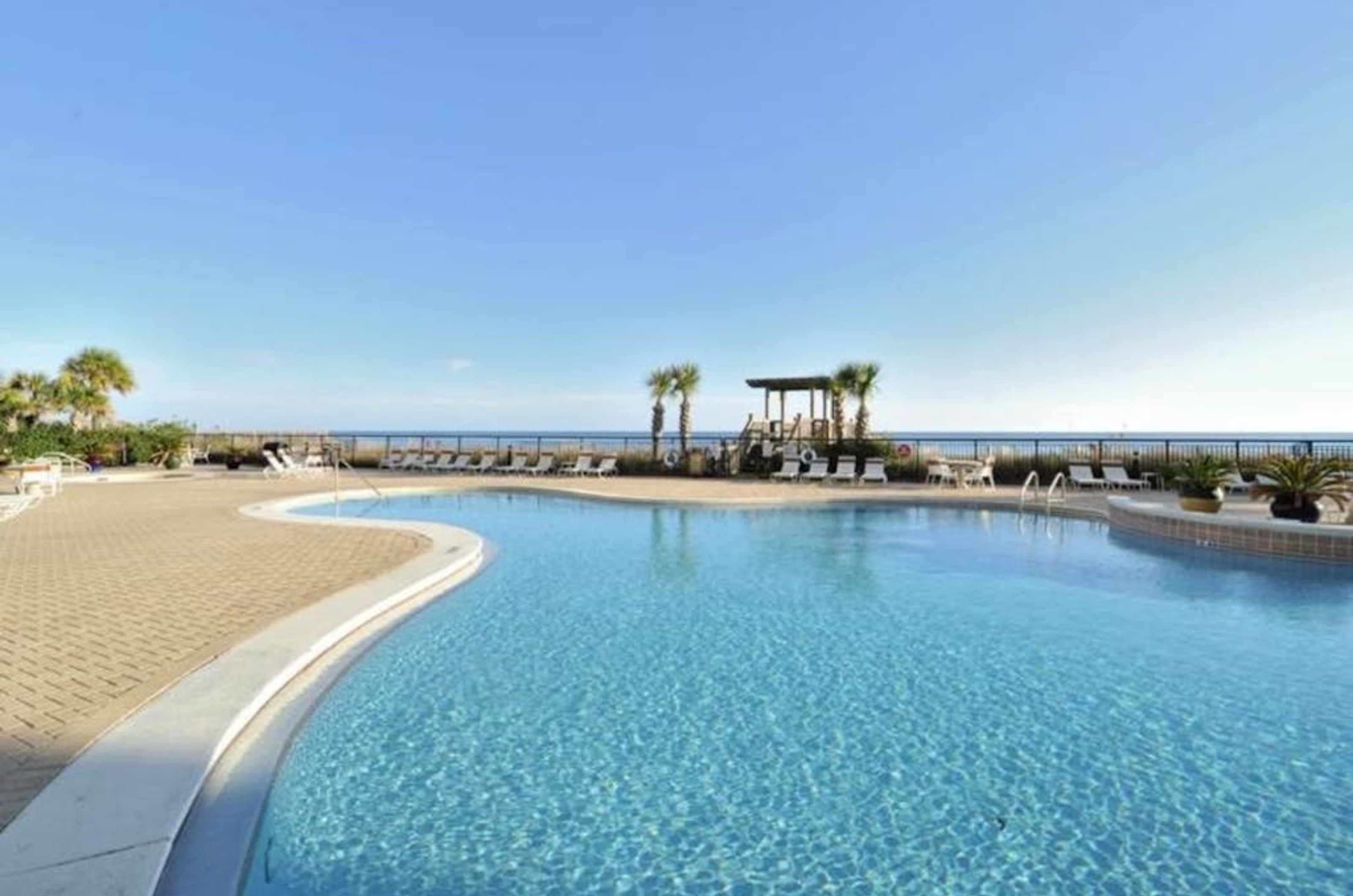 The beachside wading pool at Palacio Condos	