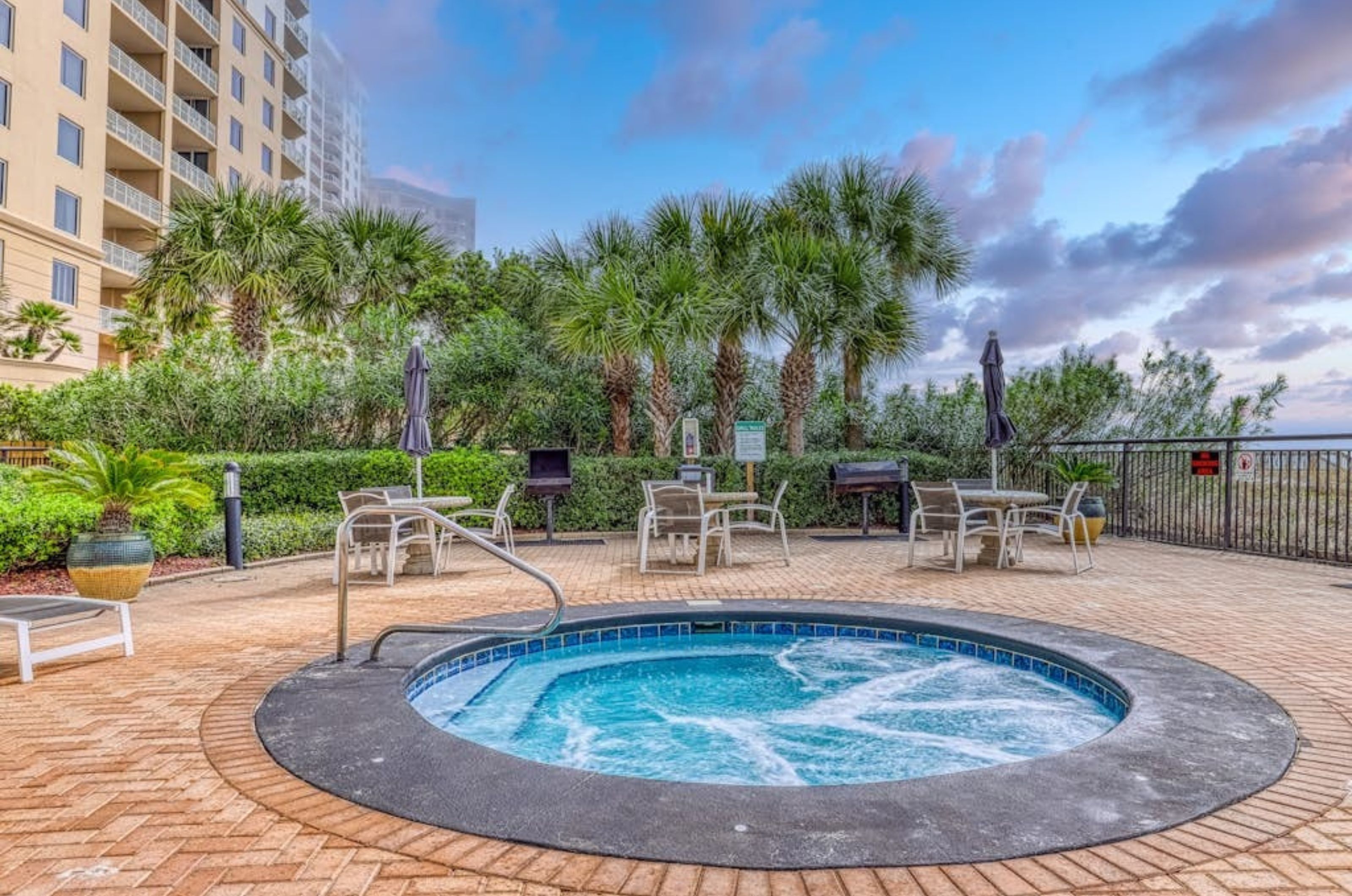 The outdoor hot tub with jets at Palacio 