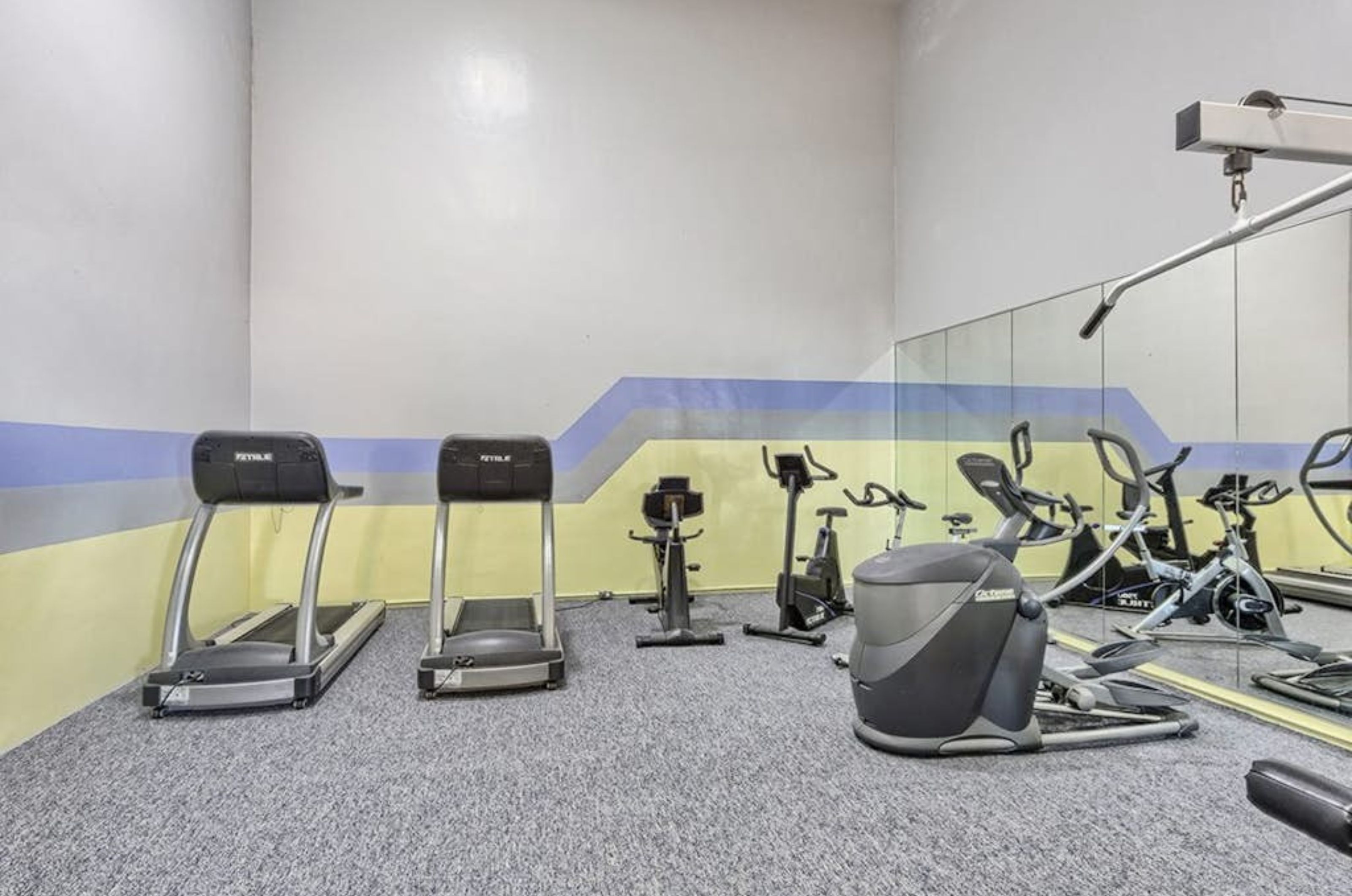 Cardio equipment in the fitness center at Phoenix I 