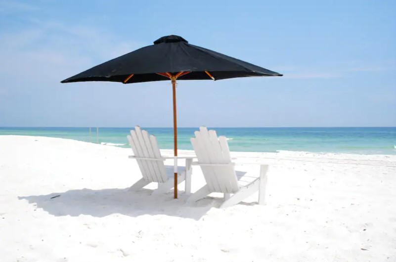 Pineapple Villas on Laguna Beach Beachfront Chairs