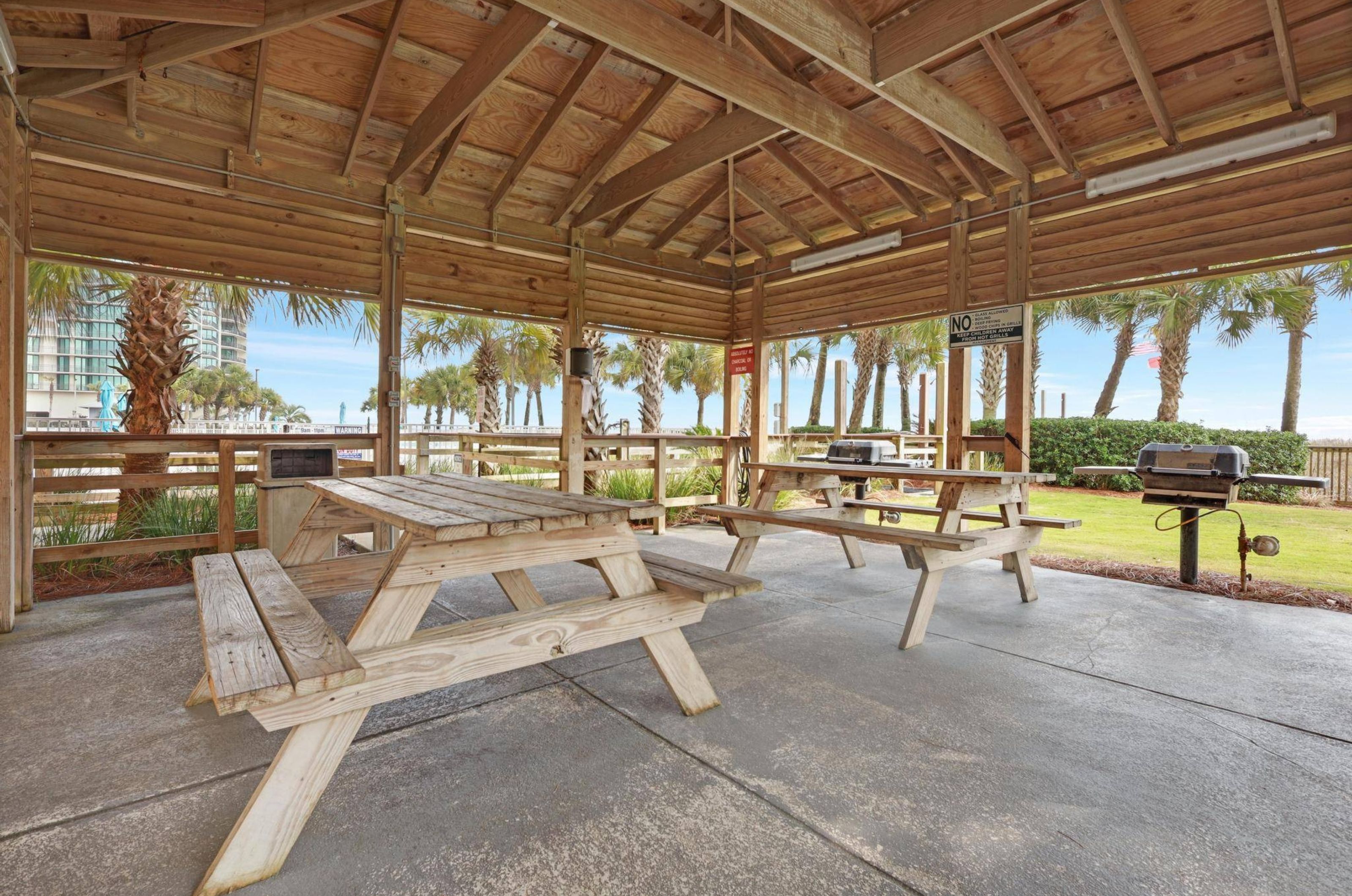 The outdoor grills and picnic area at Regency Isle Condominiums