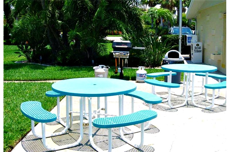 Picnic and grilling area at Jamaica Royale in Siesta Key FL