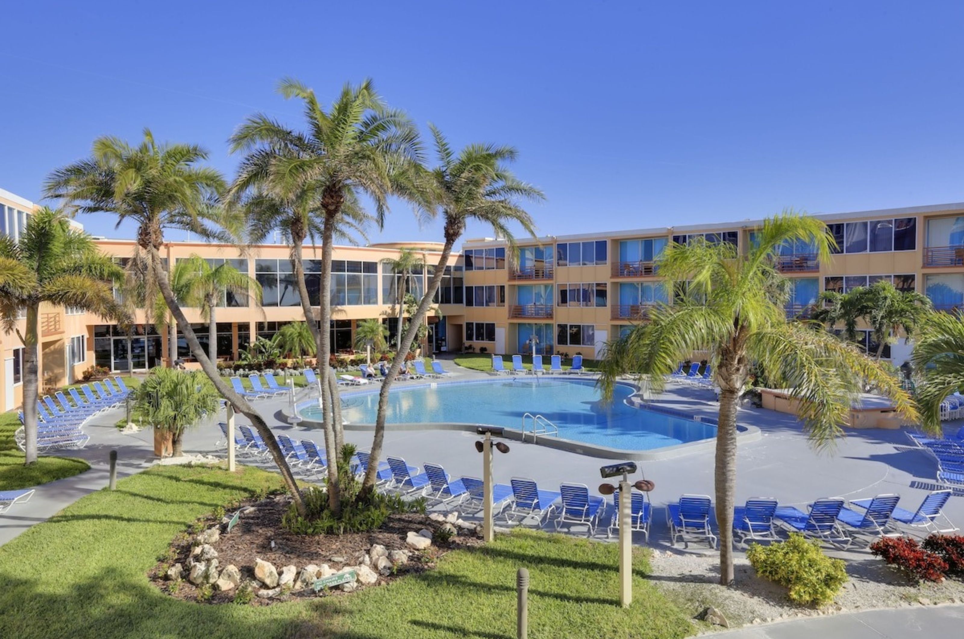 Dolphin Beach Resort - https://www.beachguide.com/st-pete-beach-vacation-rentals-dolphin-beach-resort--1704-0-20243-2311.jpg?width=185&height=185