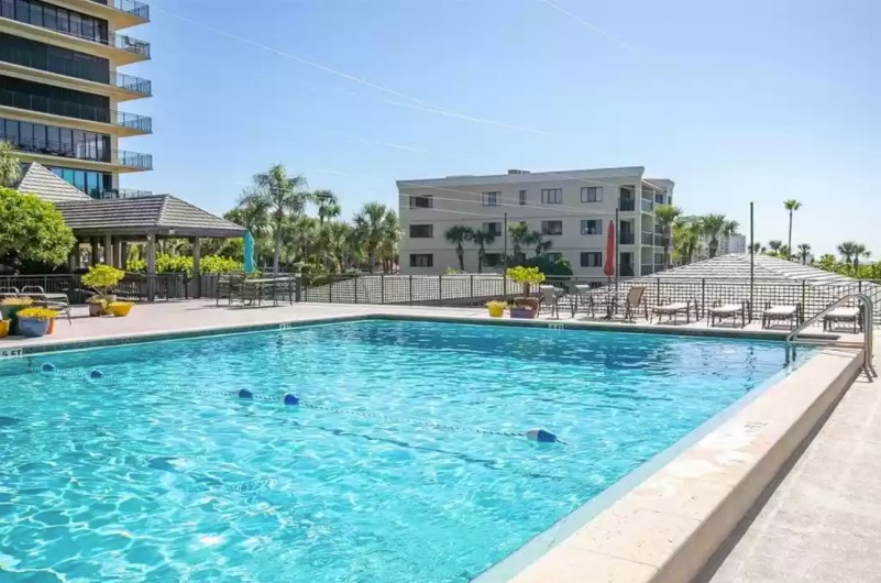 Beachside pool at Mansions by the Sea St. Petersburg