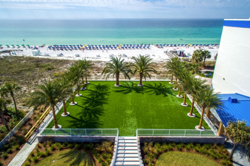 The Island Hotel Fort Walton Beach Grassy Courtyard