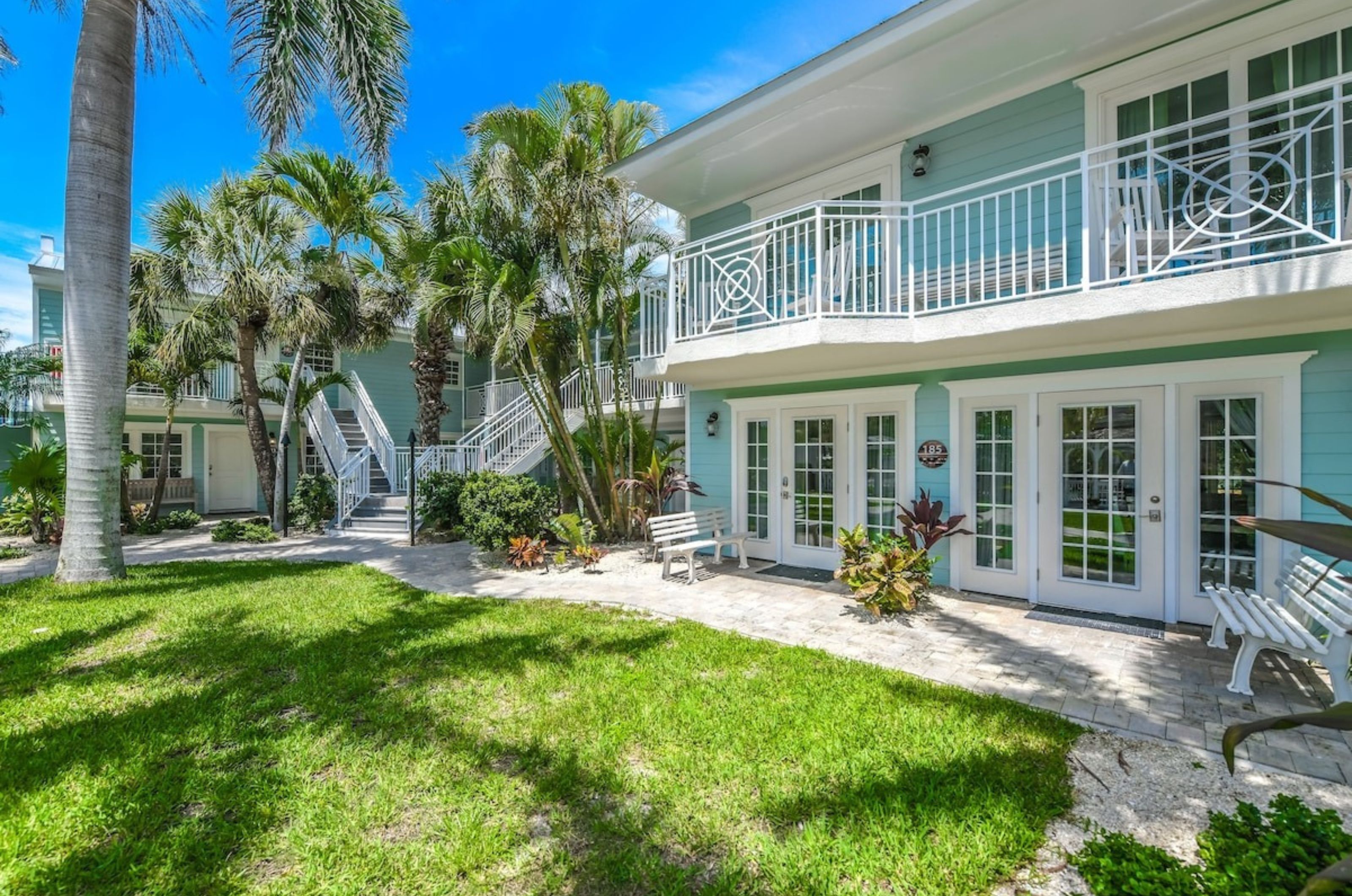 The courtyard in front of the suites at Tropical Breeze resort in Siesta Key Florida	